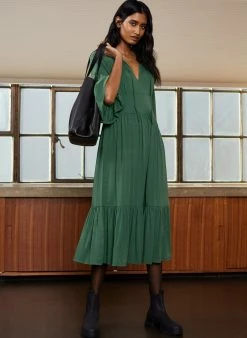 Baukjen Elsie LENZING™ ECOVERO™ Tiered Hem Midi Dress | Fern Green Clothing