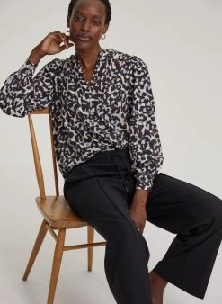 Baukjen Jaqueline Snow Leopard Print LENZING™ ECOVERO™ Jersey Blouse | Soft White Clothing