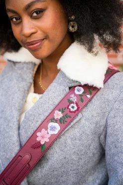 Minuit Sur Terre Embroidered Apple Leather Vegan Crossbody Strap | Burgundy