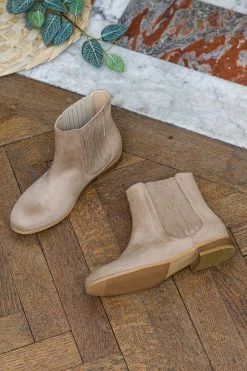 Minuit Sur Terre Firenze Vegan Suede Pleated Chelsea Boots | Sand Shoes