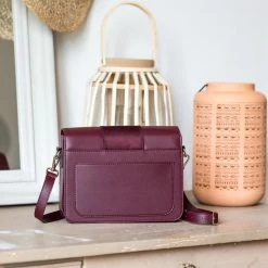 Minuit Sur Terre Poesie Apple Leather Vegan Crossbody Bag | Burgundy Bags