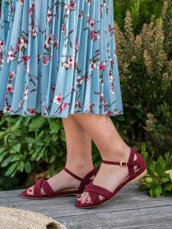 Minuit Sur Terre Shoes Scandola Cross Strap Vegan Suede Flat Sandals | Brick Red