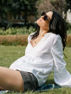 Vildnis Iguazu Organic Cotton V-neck Boho Top | White Clothing